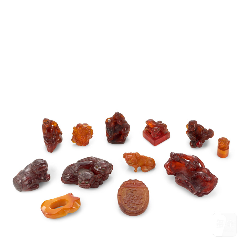 二十世紀 琥珀及仿琥珀雕飾共十二件 | TWELVE MINIATURE AMBER AND RESIN CARVINGS